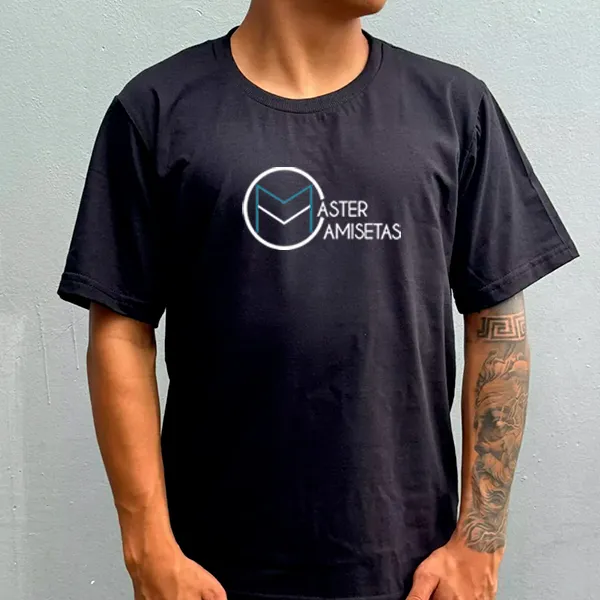 Equipe de personalização têxtil em operação na fábrica Master Camisetas