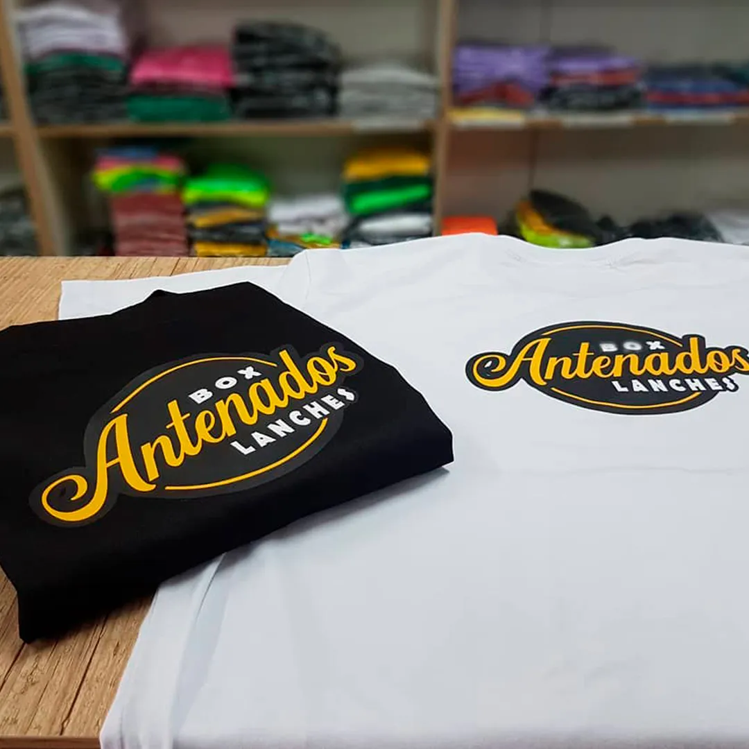 Aplicação de transfer DTF em camiseta na Master Camisetas, Curitiba