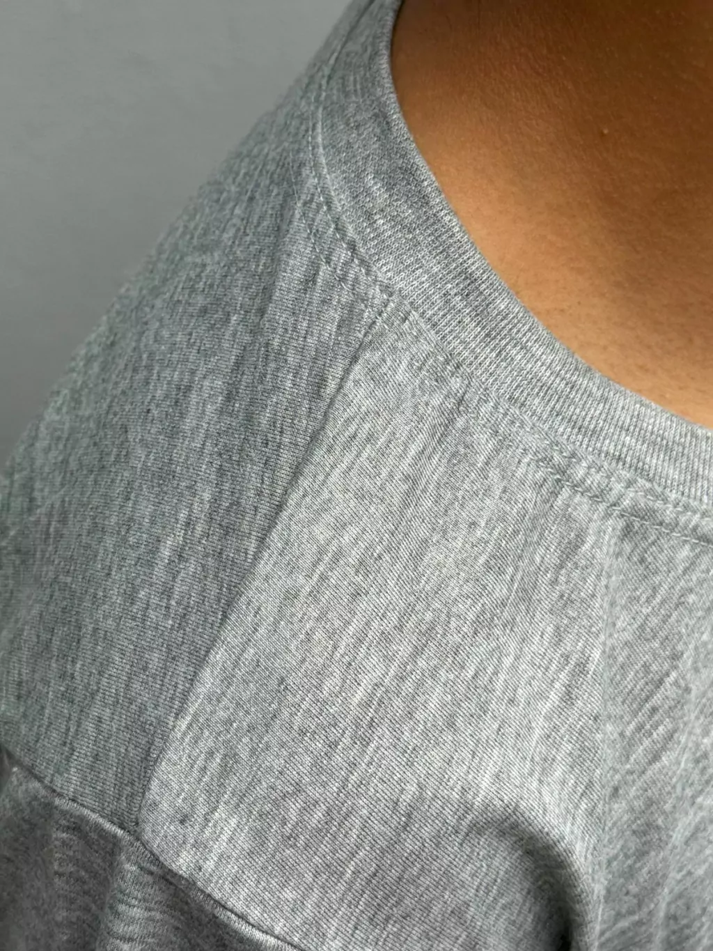Vista superior da camiseta cinza mescla 100% poliéster para sublimação
