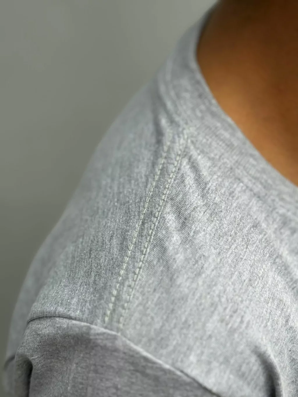 Vista superior da camiseta cinza mescla algodão fio 30.1 penteado