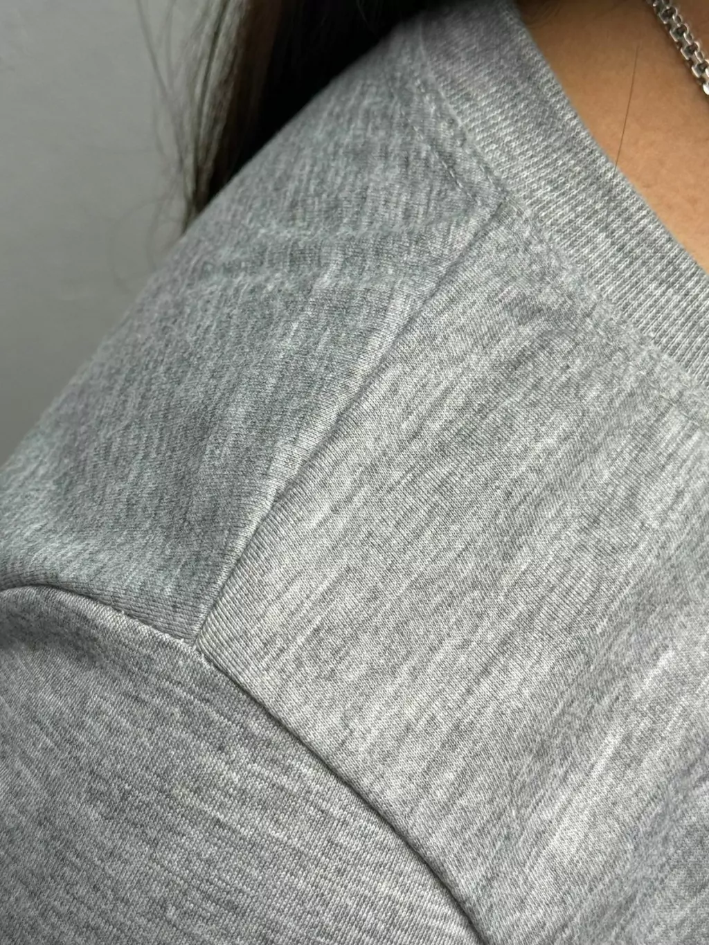 Baby look cinza poliéster feminina – vista de cima mostrando gola e malha