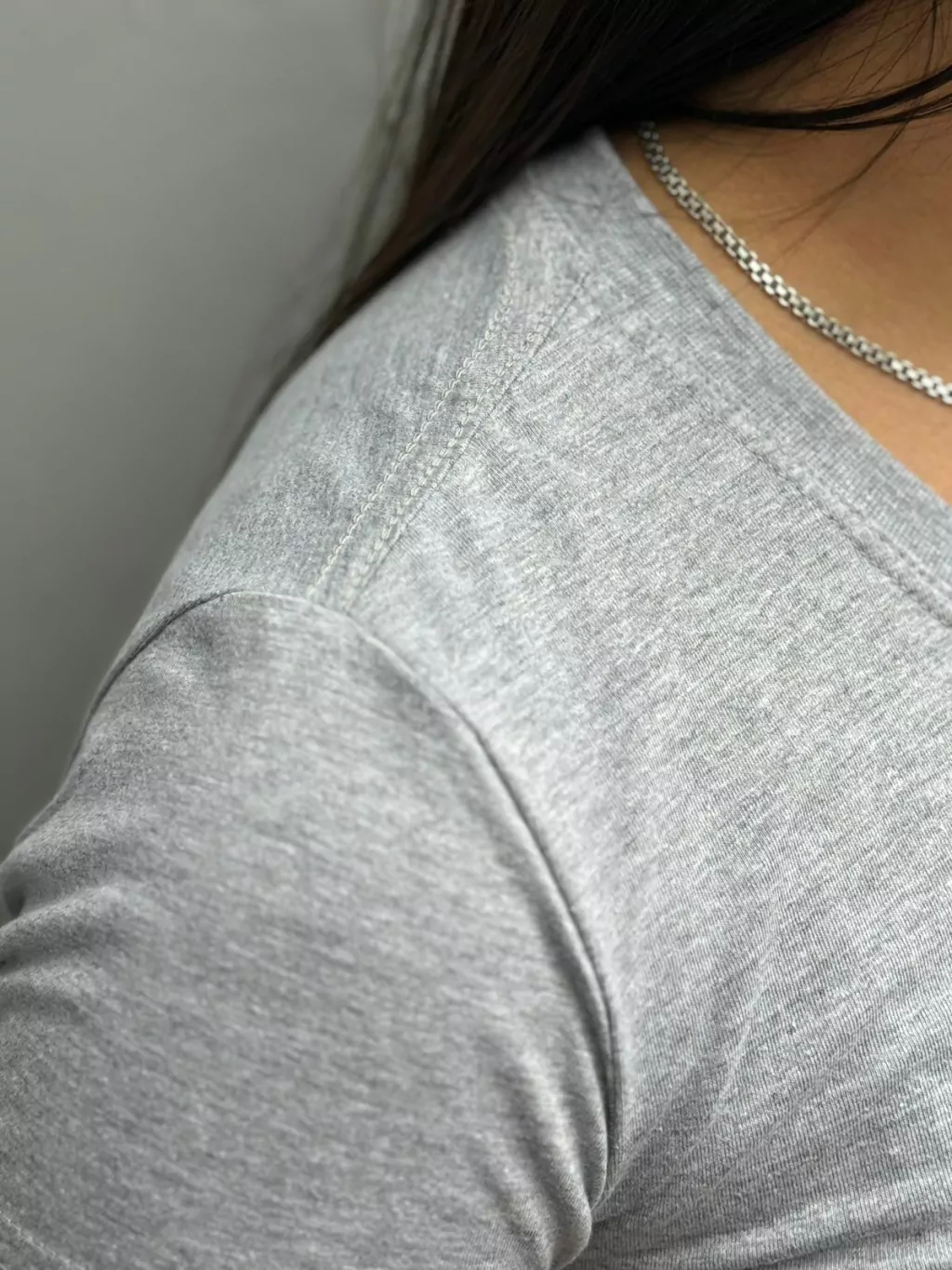Baby look cinza mescla feminina – vista de cima mostrando gola e acabamento