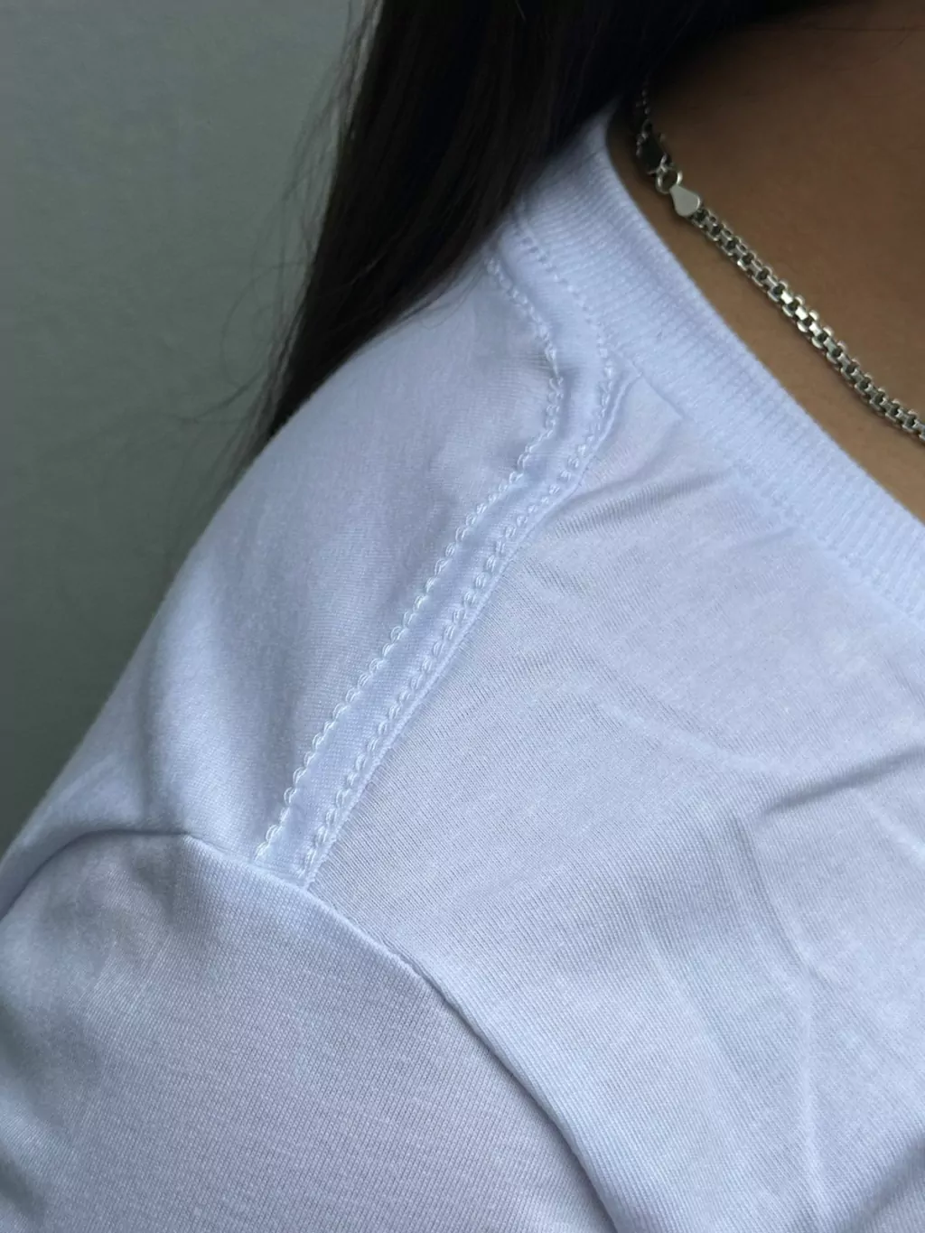 Baby look branca algodão penteado, vista de cima com detalhe do tecido