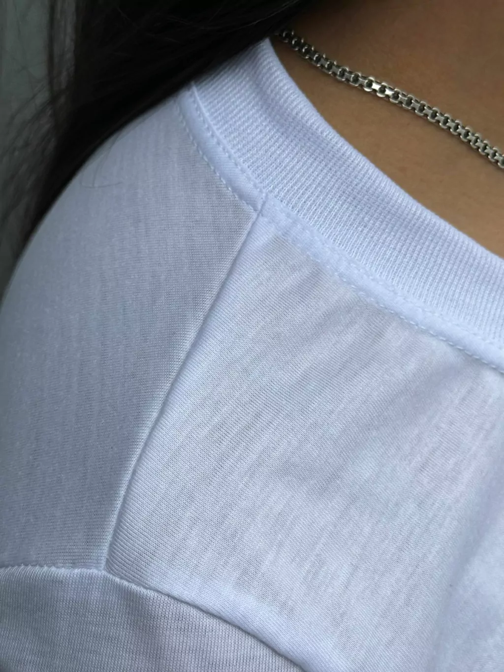 Baby look branca poliéster, vista de cima com detalhe da malha para sublimação