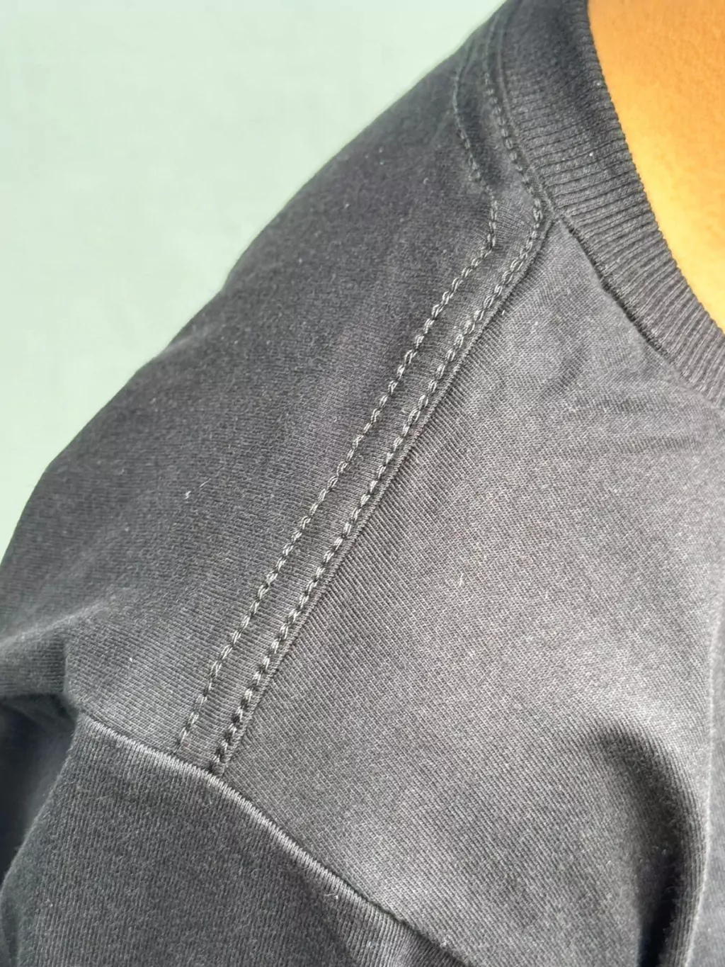 Vista superior da camiseta preta 100% algodão fio 30.1 penteado