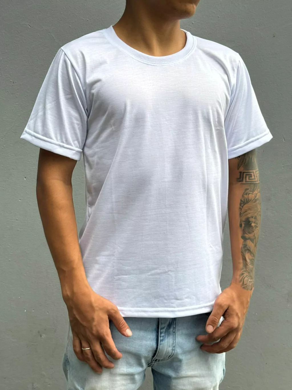 Camiseta branca 100% poliéster – frente do modelo mostrando caimento e malha lisa