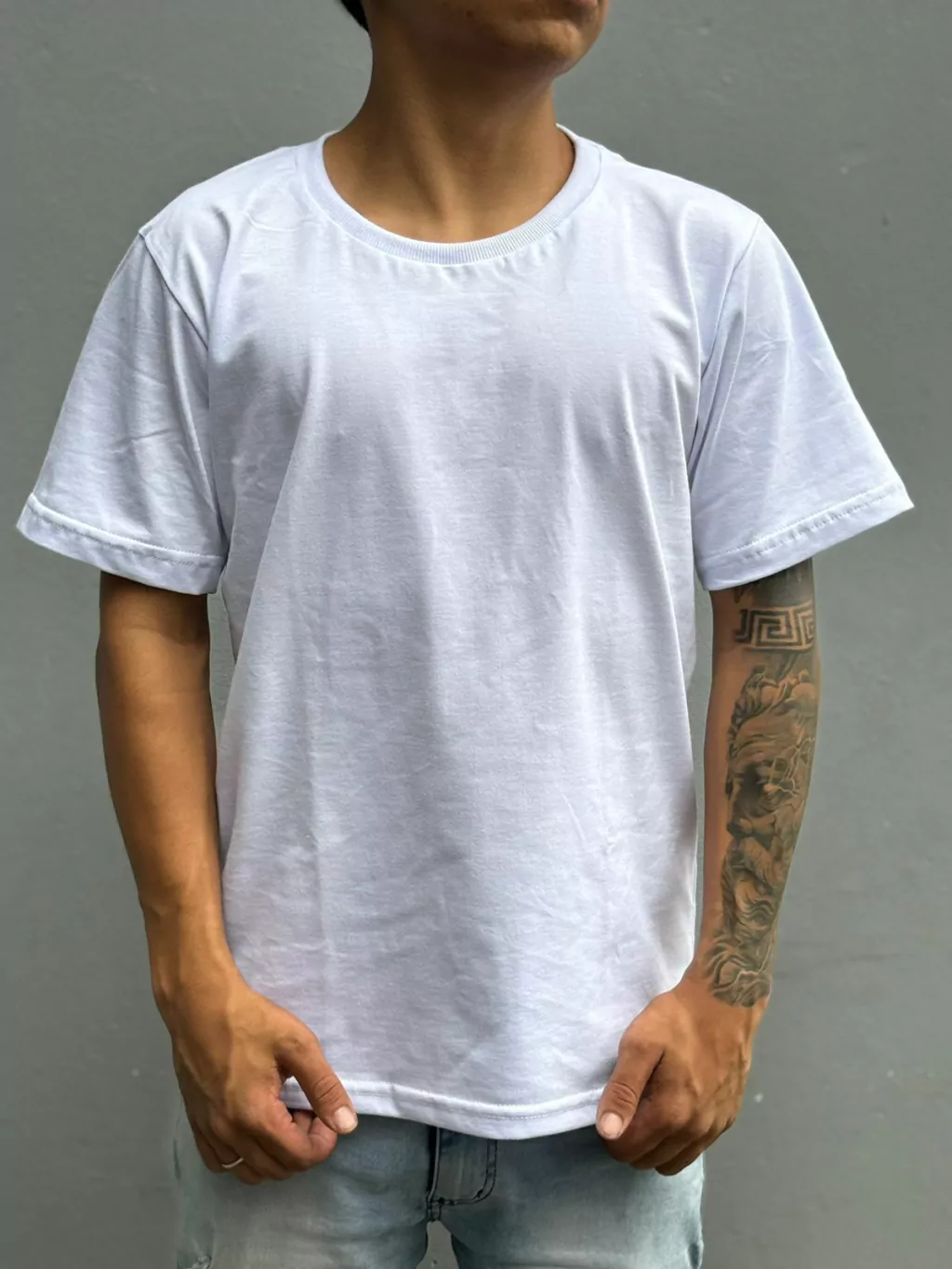 Camiseta branca algodão fio 30.1 penteado – frente do modelo unissex