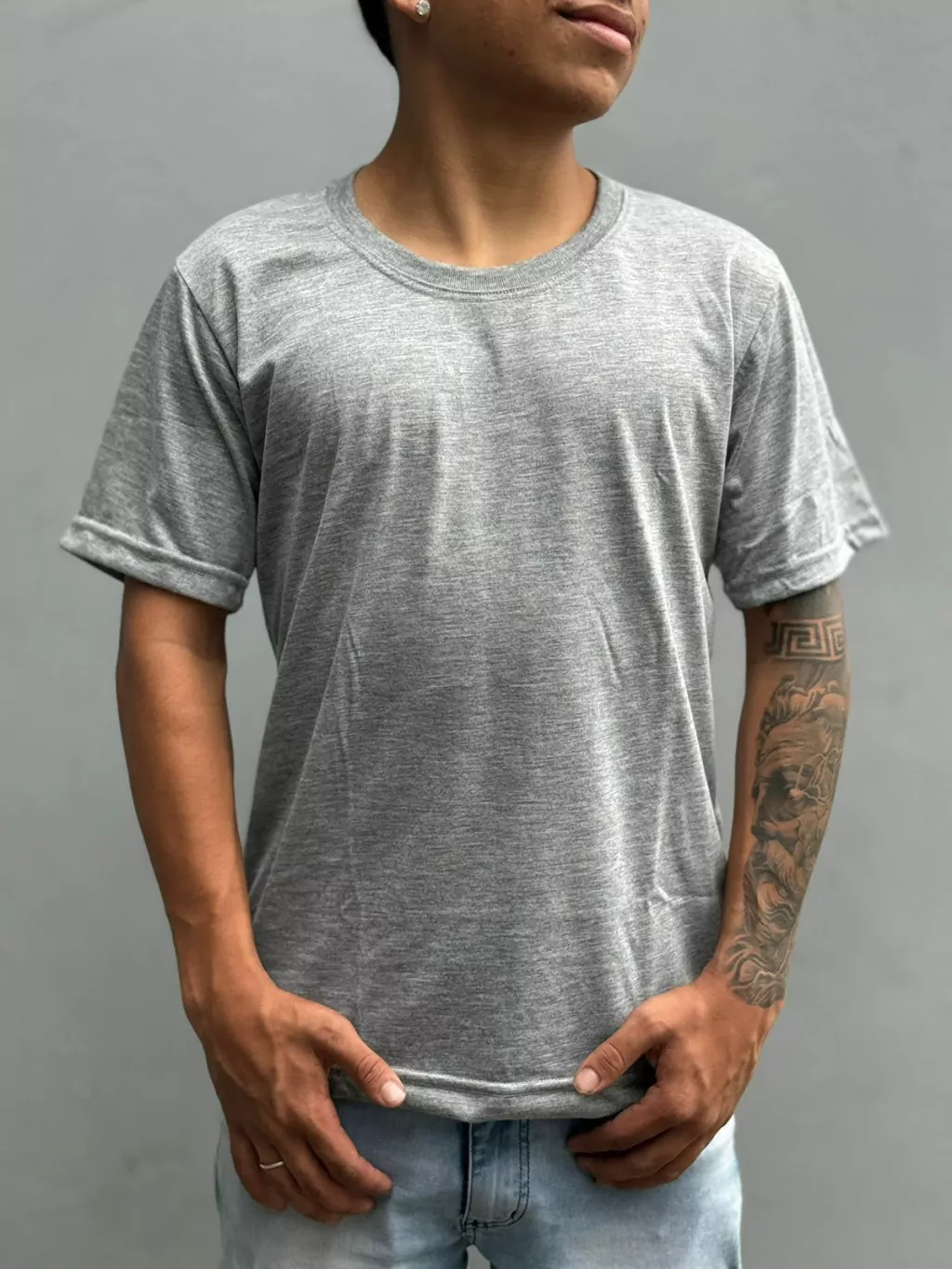 Frente da camiseta cinza mescla 100% poliéster gramatura 170