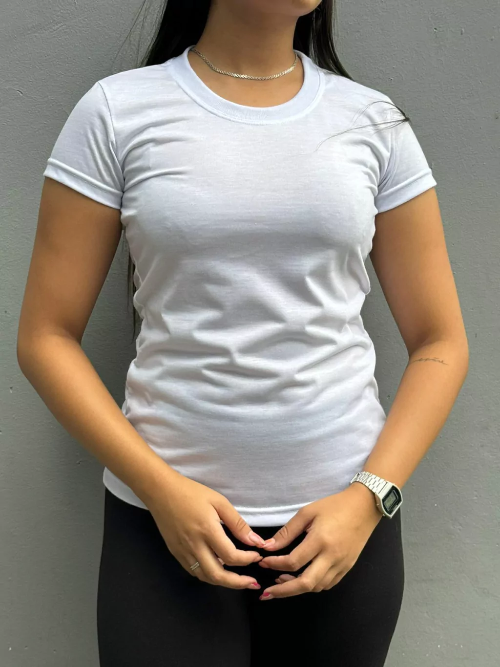 Baby look branca 100% poliéster, vista frontal do modelo feminino