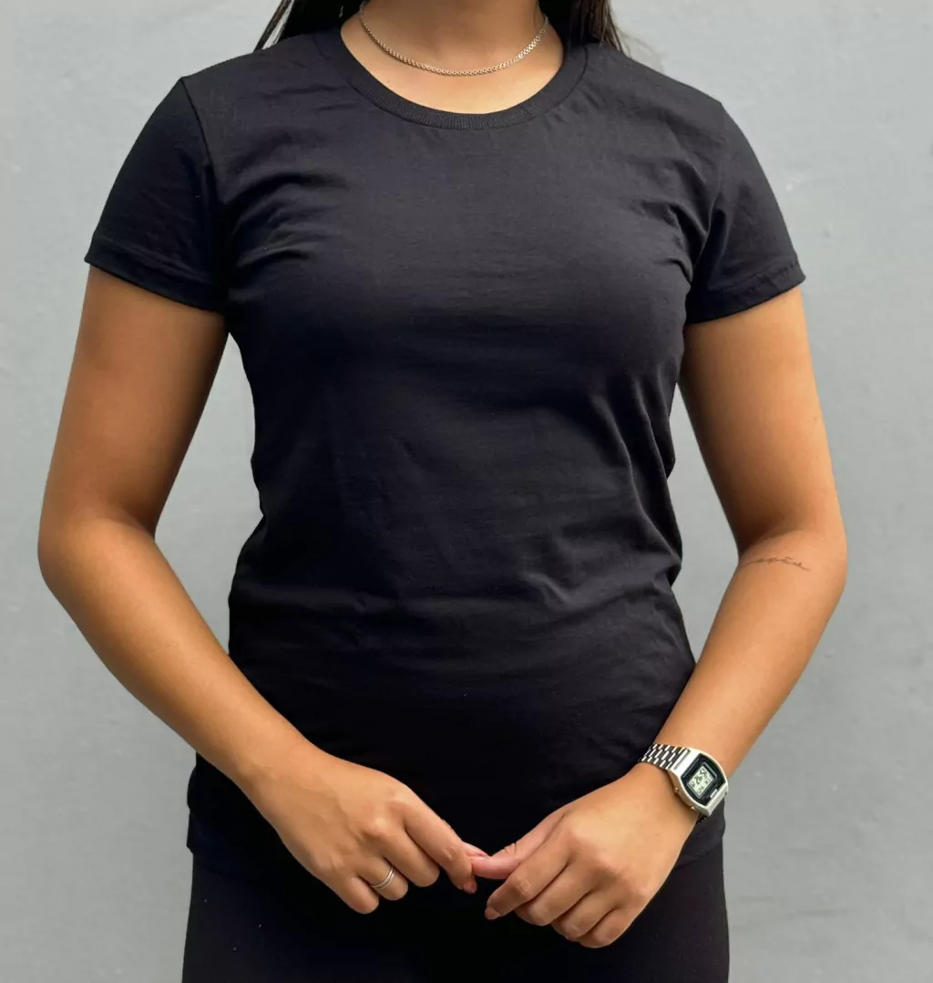Baby look preta feminina – vista frontal evidenciando modelagem e caimento