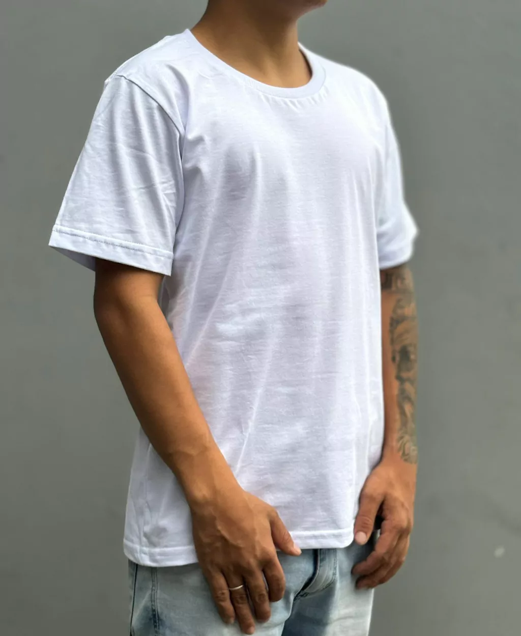 Camiseta branca algodão fio 30.1 penteado – vista lateral mostrando caimento