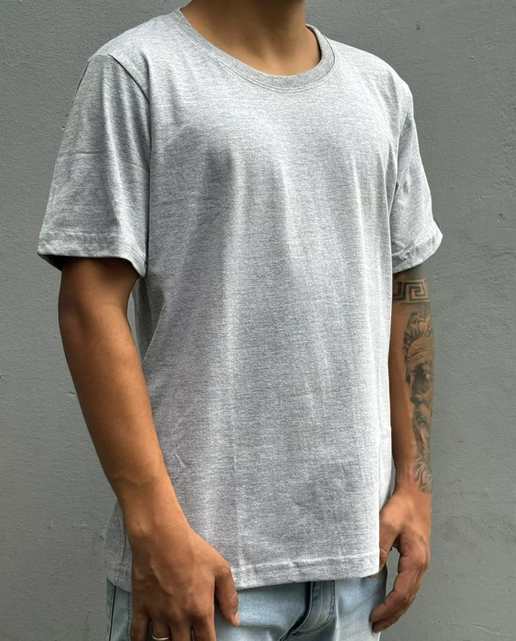 Lateral da camiseta cinza mescla algodão fio 30.1 penteado