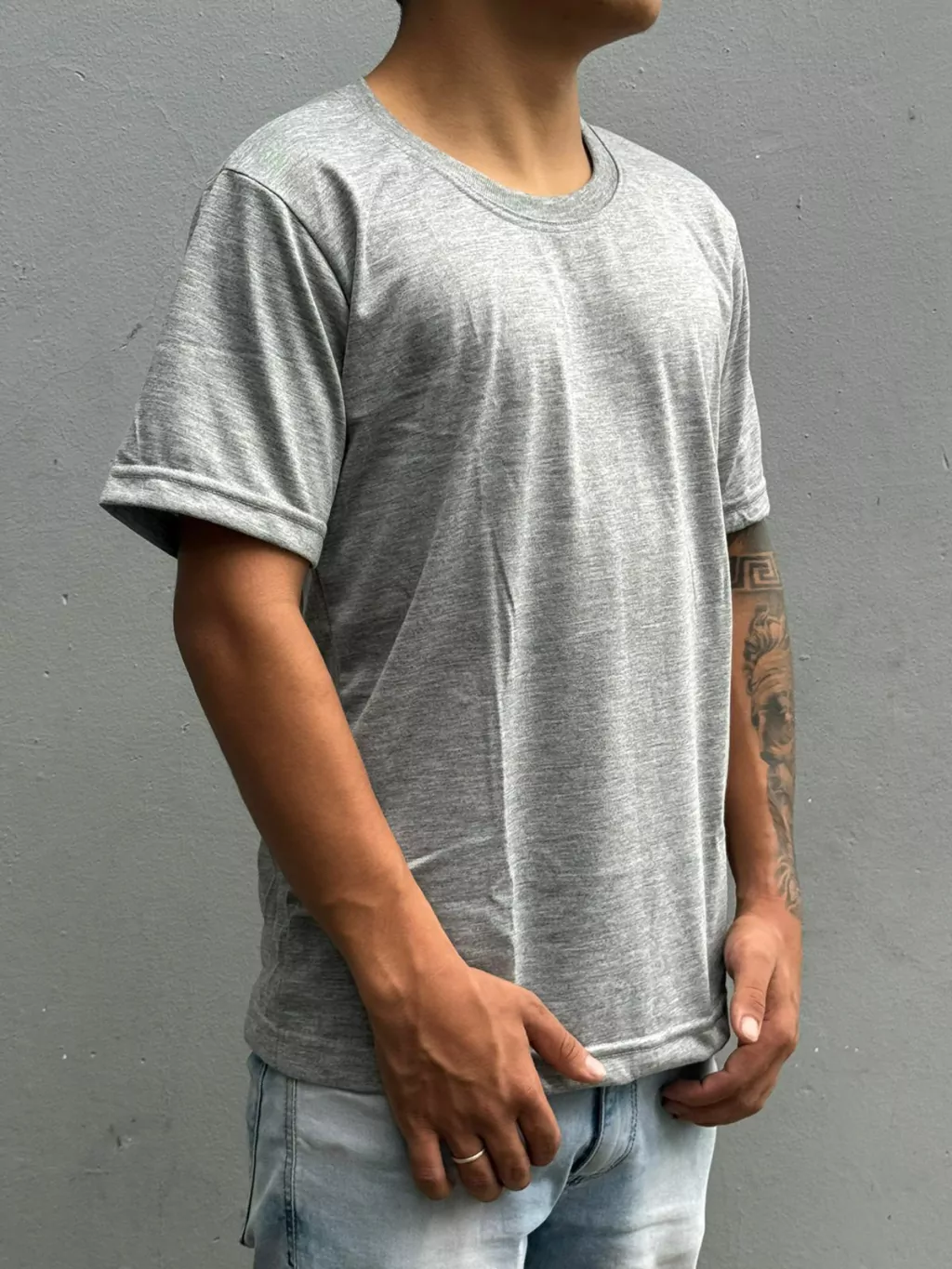 Lateral da camiseta cinza mescla poliéster ideal para sublimação