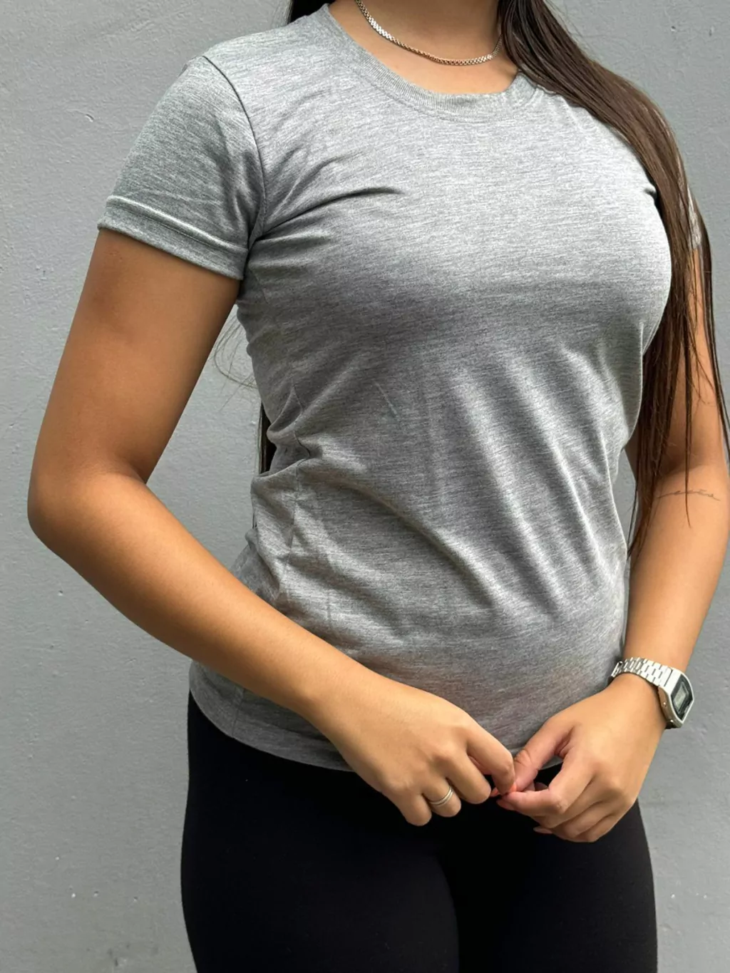 Baby look cinza poliéster feminina – vista lateral evidenciando caimento da malha