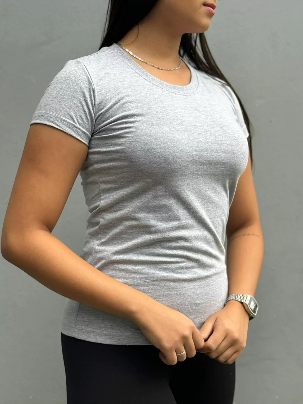 Baby look cinza mescla feminina – vista lateral evidenciando caimento