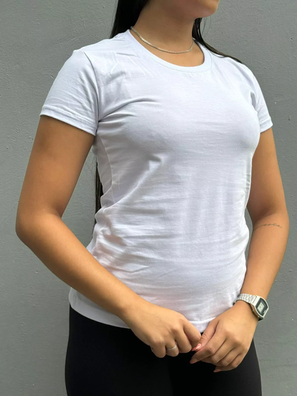 Baby look branca algodão penteado, vista lateral com caimento do modelo