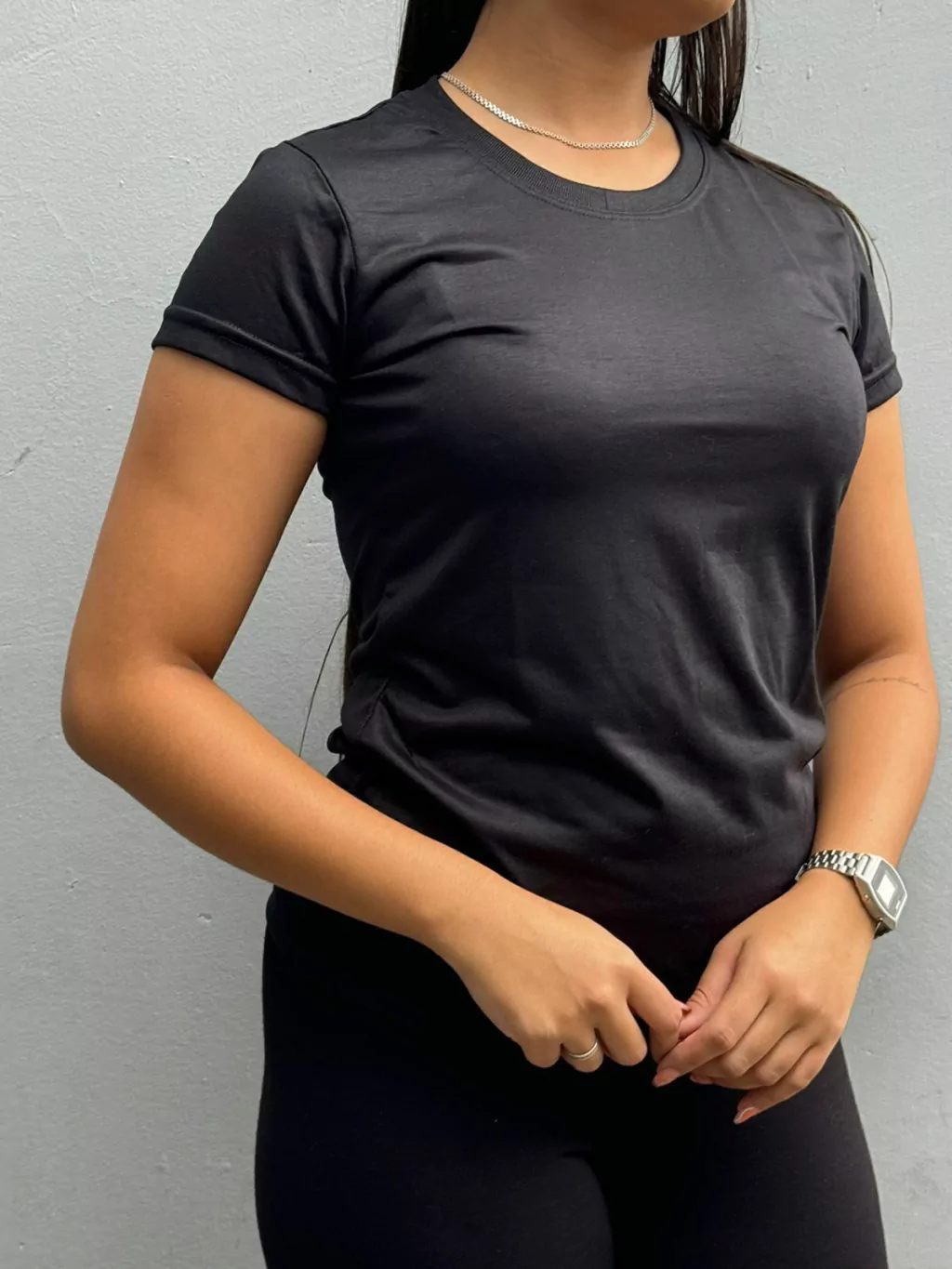 Baby look preta 100% poliéster – vista lateral mostrando caimento feminino