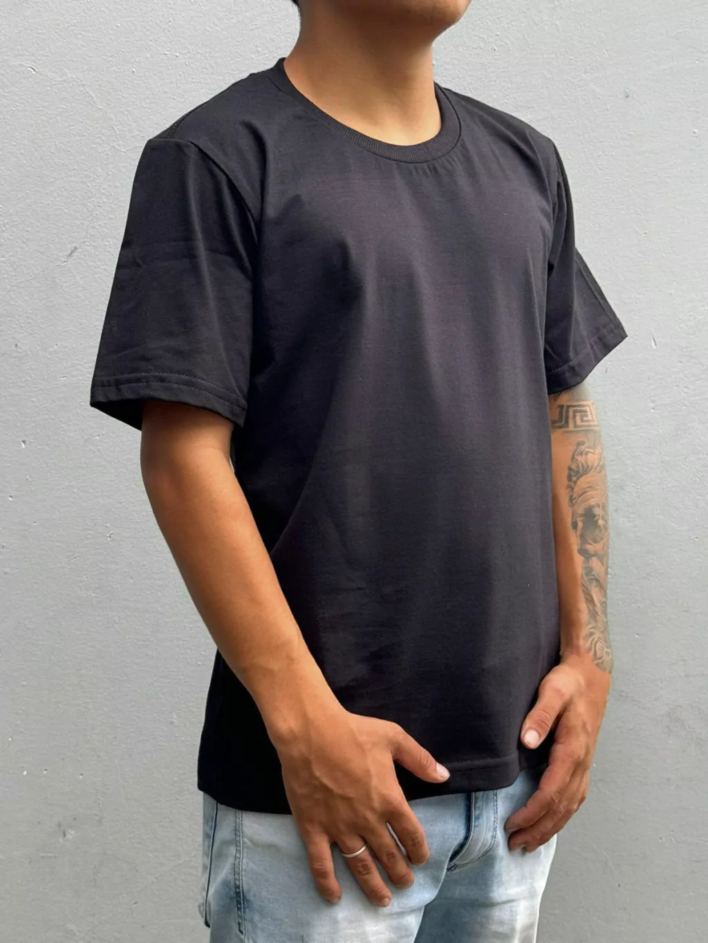 Lateral da camiseta preta algodão fio 30.1 penteado unissex