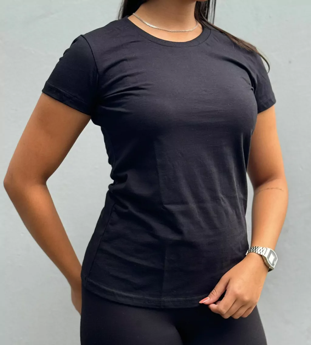 Baby look preta feminina – vista lateral mostrando caimento e acabamento da peça